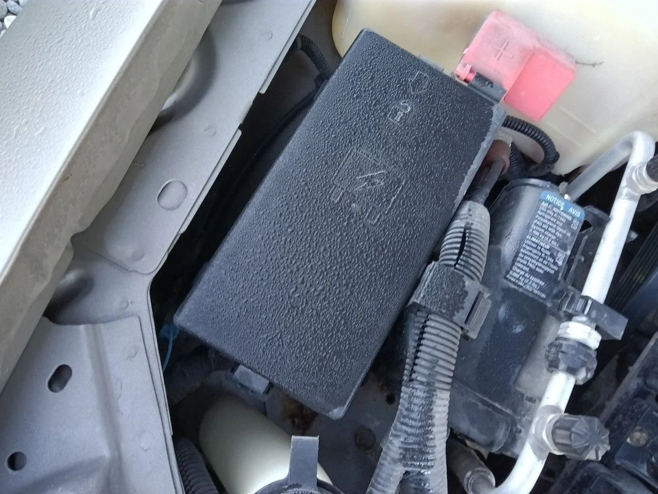 2001-2005 Pontiac Bonneville Fusebox Fuse Box Engine 3600 3.6 2002 2003 2004 - Image 1 of 4