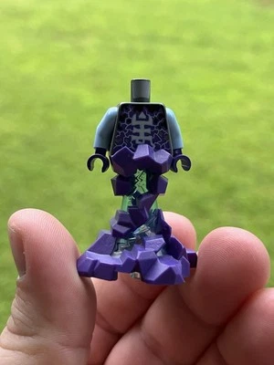 Minifigura LEGO® Rogul 70348 70354 Nexo Knights. Falta cabeza. Foto 1 de 4