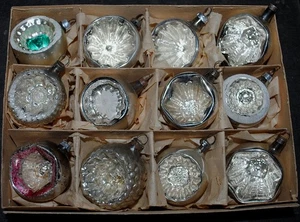 alter Christbaumschmuck aus Glas, Karton 12 Einstichkugeln/Reflexe 0905 - Picture 1 of 1