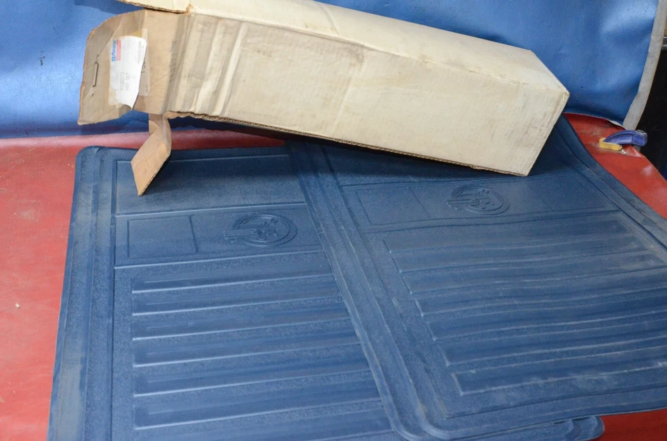 Juego de alfombrillas de goma accesorios para camioneta Dodge 1972-93 azul Mopar 4186373 NOS de colección Foto 1 de 4