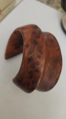 Brazalete artesanal modernista bohemio madera burl estilo von Musulun Foto 1 de 4