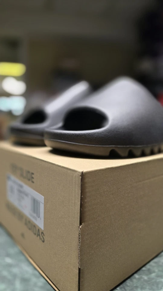 11M- Yeezy Slide Black - Image 1 of 4