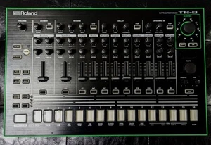 Roland Aira TR-8 Rhythm Performer Digital Mixer Drum Machine - Bild 1 von 2