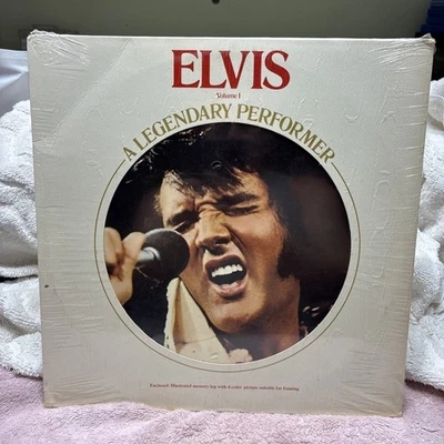 Elvis A Legendary Performer Volume 1 Vinyl LP With Booklet Foto 1 de 4