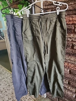 2 PARES DE PANTALONES PARA MUJER SUMINISTROS DE UNION MEZCLA BAYCOTTON TENCEL TALLA M VERDE Y GRIS Foto 1 de 4