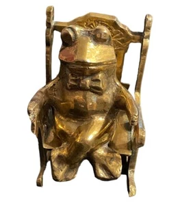 Vintage Messing Frosch mit Fliege sitzend im Schaukelstuhl 2 1/2 Zoll Figur - Bild 1 von 8