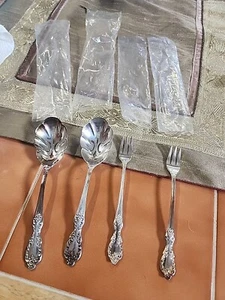 Wm Rogers Mfg Co Extra Plate Valley Rose 2 Scallop Spoon & 2 Small Crab Forks - Picture 1 of 4