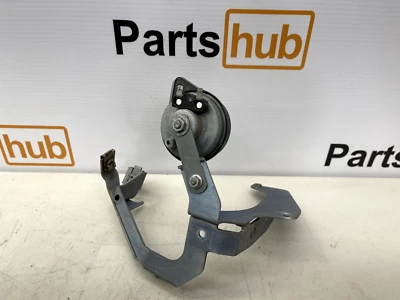 Soporte protector contra salpicaduras delantero retenedor Mercedes-Benz C63 AMG W204 A2042300140 OEM Foto 1 de 4