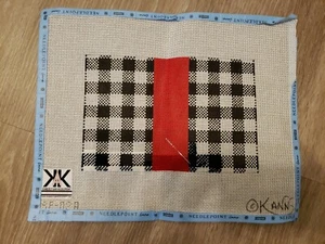 GEOMETRISCHE HANDBEMALTE NADELSPITZE LEINWAND von Kimberly Ann SCHWARZ QUADRATISCH ROTE STREIFEN - Bild 1 von 5
