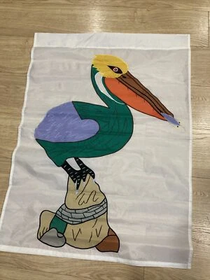"Pelicano bordado sobre fondo blanco bandera de jardín 38""x27,5""" Foto 1 de 4