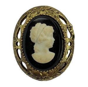 Broche prendedor vintage camafeo tono dorado filigrana plástico negro blanco ovalado - Imagen 1 de 8