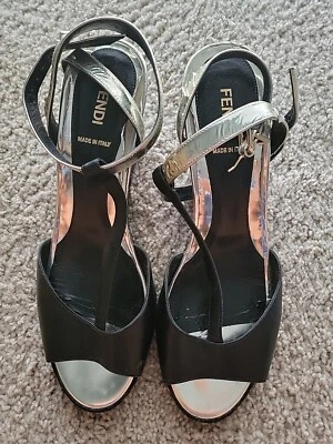 Sandalias FENDI de cuero negro con correa al tobillo Eu 39 plateadas  Foto 1 de 4