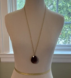 Julie Vos Goldkette mit facettiertem lila ovalem Stein. 30" lang - Bild 1 von 9