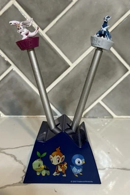 Pokemon Diamante y Perla Palkia y Dialga Coleccionable Stylus Set Soporte LEER Foto 1 de 4