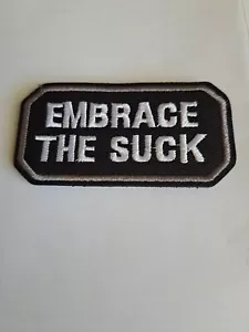 "Embrace the Suck"" novità toppa cucita ricamata nuova" - Foto 1 di 1