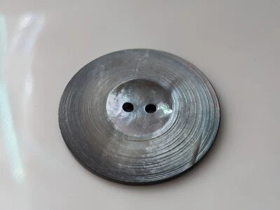 wunderschöner, großer Perlmuttknopf  ziselierter Rand 3,5 cm - Bild 1 von 2