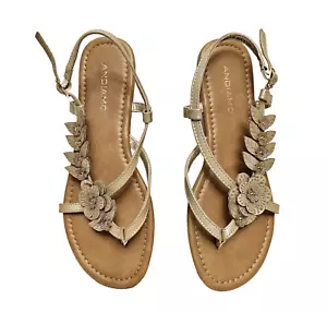 Sandalias Andiamo Daphne para mujer talla 8,5 M doradas metálicas flores honda plana trasera - Imagen 1 de 4