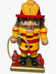 Feuerwehrmann Nussknacker aus Holz mit Schlauch Feuerlöscher und Spielzeug Feuerwehrauto - Bild 1 von 10