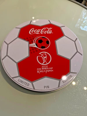 32 Pins COCA COLA WM WORLD CUP 2002 KOREA - JAPAN Limited Edition in Dose - Bild 1 von 2