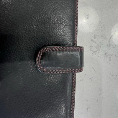 Cartera Visconti de cuero negra con costuras rojas para mujer Foto 1 de 4
