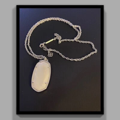 Ожерелье Kendra Scott из молочного стекла белое длинное кулон RAE посеребренное - Изображение 1 из 4