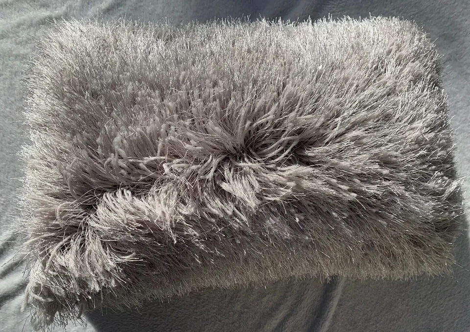 "Almohada decorativa esponjosa con flecos plateados oblongos de 13 X 21"" Hallmart coleccionable" Foto 1 de 4