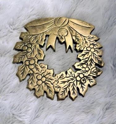 Vintage Solid Brass Christmas Wreath Trivet Hot Plate Kitchen Serving A10 - Image 1 of 4