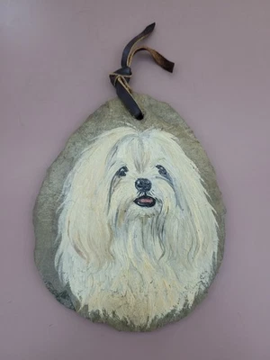 PERRO MALTÉS CARA SOBRE PIZARRA PINTADA A MANO CON ADORNO DE CORBATA COLGANTE DE CUERO  Foto 1 de 4