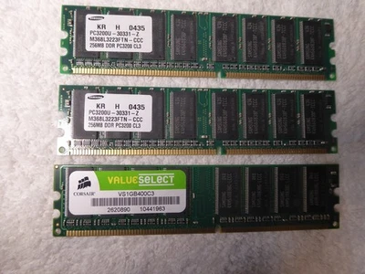 1 GB corsair vs1gb400c3,  und 2 stück Samsung KR-H-0435, 256 MB DDR PC3200 CL3 - Bild 1 von 2