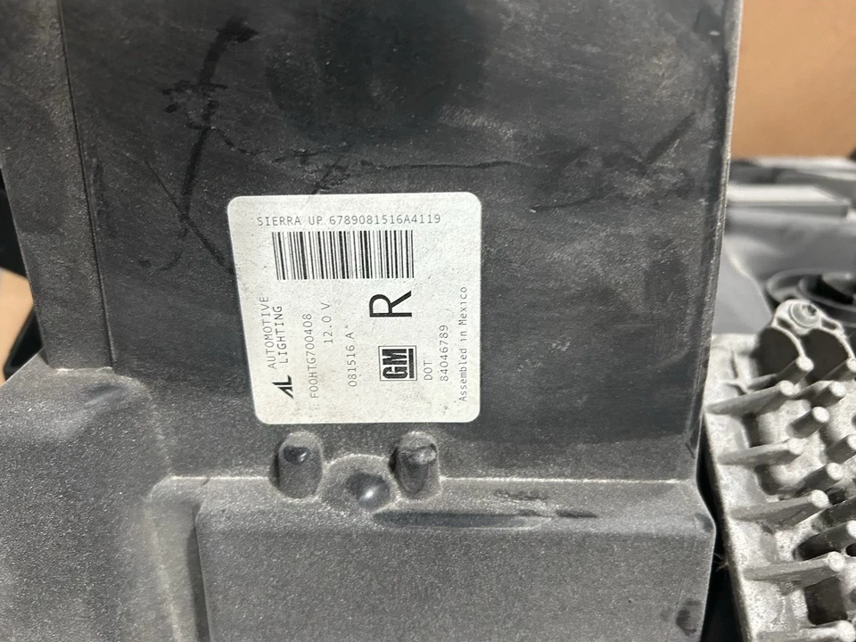 FARO DERECHO CAMIÓN GMC SIERRA DENALI 1500 2018 es el año Foto 1 de 4
