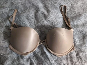 Sujetador Victoria’s Secret Bombshell Miraculous plunge beige satinado 34B - Imagen 1 de 7