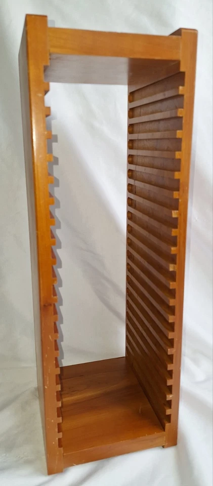 Estante de almacenamiento de CD de madera independiente Foto 1 de 4