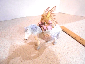 VINTAGE 2009 Schleich Cavallo Alato Pegasus Giocattolo Bianco Mitico con Cavaliere delle Fate - Foto 1 di 10