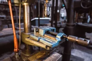 Prensa de Tornillo Para Taladro En Hierro Y Acero - Columna Banco Fervi 125mm - Imagen 1 de 3