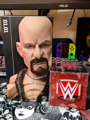 Paquete WWE Loot Slam Crate - Slam Stars Stone Cold 01.01 y Pin Campeón Universal Foto 1 de 4
