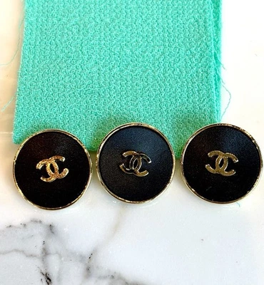 CHANEL 1990s VINTAGE CC GOLD BLACK XL 3 BUTTONS JACKET FABRIC SWATCH BRAND TAG - Image 1 of 4