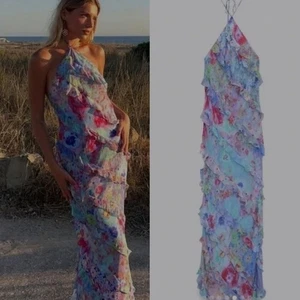 Abito medio Zara nuovo con etichetta multicolore con volant e schiena aperta - Foto 1 di 13
