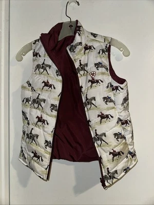 Chaleco aislante reversible Ariat para niña Bella granate estampado de pony Posey Foto 1 de 4