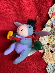 Vtg Eeyore Plush Christmas Ornament Disney Cute Stuffed Toy Ornament - Foto 1 di 3