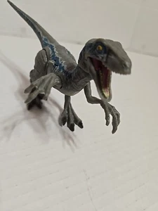 Modellino dinosauro blu Jurassic World Battle Damage Velociraptor - Mattel 2017 - Foto 1 di 9