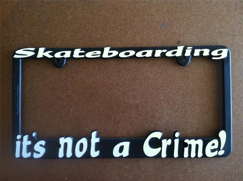 Marco de matrícula 3D negro ¡El skateboarding no es un delito! Accesorio para coche Foto 1 de 1