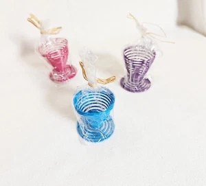 3x Eierbecher aus buntem Draht, Rosa, Lila, Hellblau, in Blisterfolie (NEU) - Bild 1 von 3