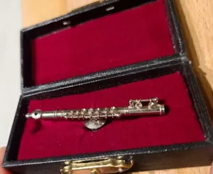 NUOVO - Lotto #P2 - Mini spille realistiche per chitarra e flauto di Broadway regali - Foto 1 di 7
