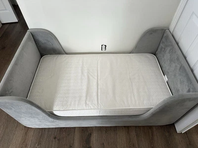 Cama para niños pequeños con colchón  Foto 1 de 3