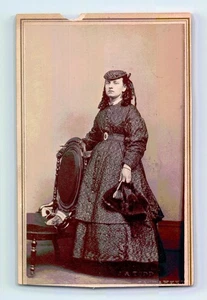 Viktorianische Dame Foto Muff Handtasche Mantel Hut alter Stuhl posiert J.A. TODD - Bild 1 von 5