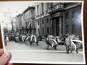 FOTO 50ER JAHRE - STADTBEGRÄBNIS - PROZESSION - 23,5 X 17,5 CM - Bild 1 von 2