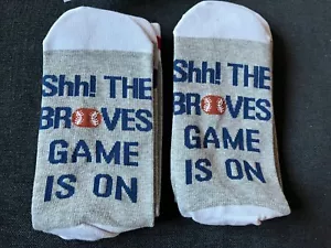 2 Paar "Shh the Braves game is on" Unisex Socken Gr. M NEU - Bild 1 von 2