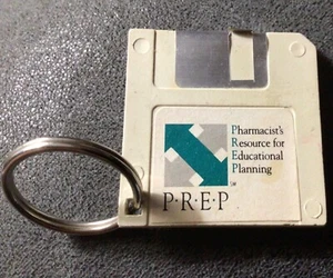 Mini Computer Floppy Disc Vintage PREP Portachiavi PVC Plastica - anni '80 - Foto 1 di 4
