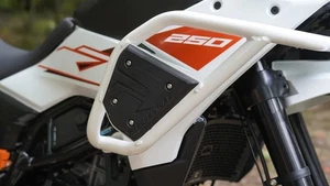 Protector contra choques de carenado superior (blanco) apto para KTM 390 ADVENTURE X (2025) - Imagen 1 de 1