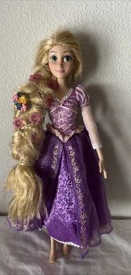 Muñeca Rapunzel enredada Disney Store oropel pelo largo no funciona brazo roto 16" Foto 1 de 4